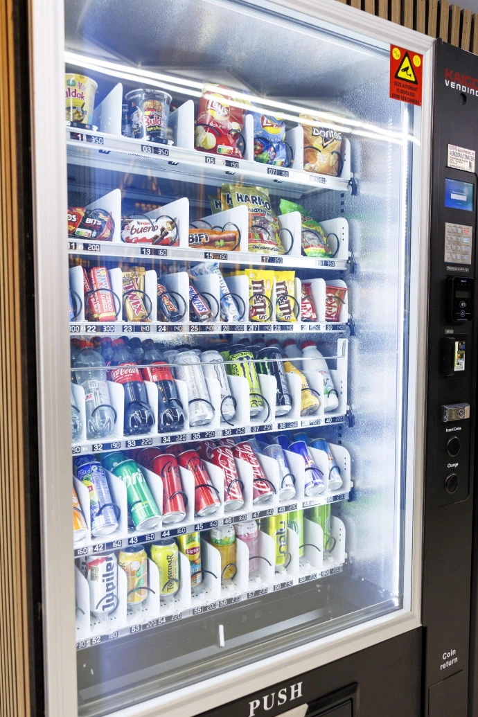Matoautomaat drankautomaat Kaigo Vending automaten op een rij